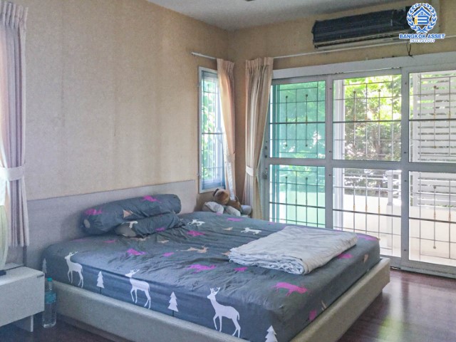 บ้านเดี่ยวมือสองย่านนนทบุรี ม.พฤกษาวิลเลจ28 บางใหญ่-กาญจนาฯ เนื้อที่กว้างขวางมากถึง 58.60 ตร.ว. ฟังก์ชัน 3 ห้องนอน 2 ห้องน้ำ ที่จอดรถ 1 คัน  แถมฟรี! เครื่องปรับอากาศ 3 เครื่อง บนทำเลเดินทางสะดวก ใกล้รถไฟฟ้าสายสีม่วง "สถานีตลาดบางใหญ่" และทางด่วน "กาญจณาภิเษก"